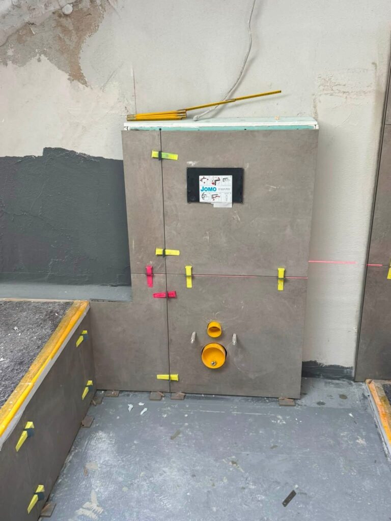 Geflieste Vorwandinstallation für ein Wand-WC mit Nivelliersystem