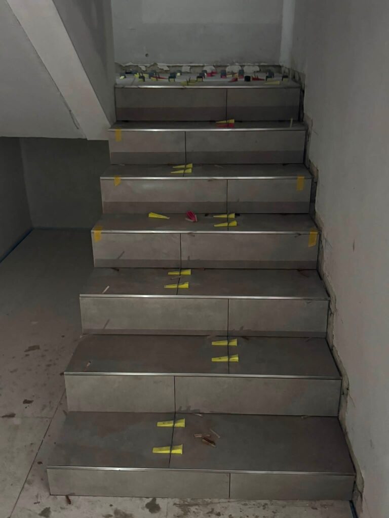 Treppe mit neu verlegten Fliesen auf Tritt- und Setzstufen