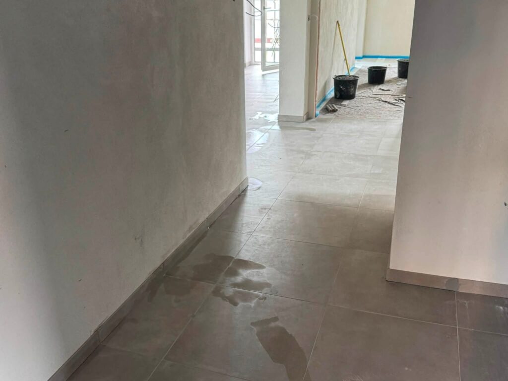 Flur mit neu verlegtem Fliesenboden – AG-die Handwerker