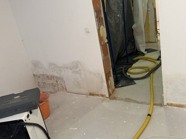 Trocknung eines Raumes nach einem Wasserschaden – AG-die Handwerker