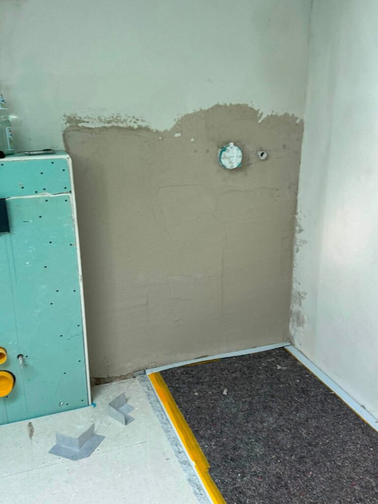 Abgedichtete Wand im Duschbereich vor der Fliesenverlegung