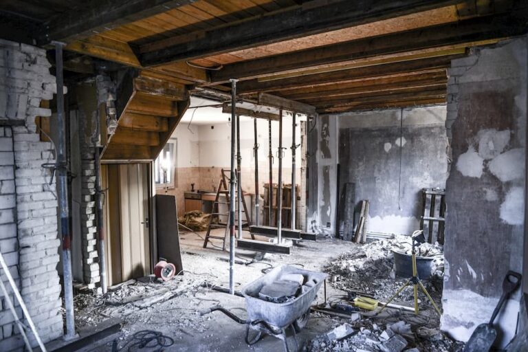 Entkernter Innenraum mit Holzbalkendecke während der Sanierung