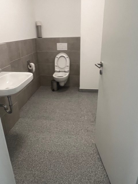 Fertig gefliester WC-Raum – AG-die Handwerker