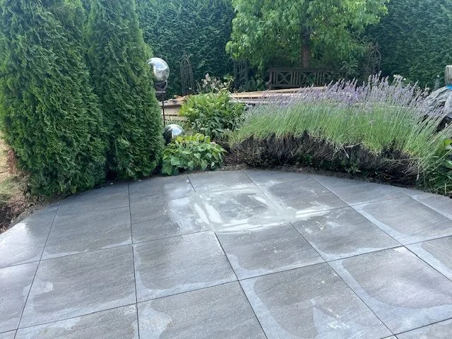 Fliesenarbeiten – Terrasse im Garten