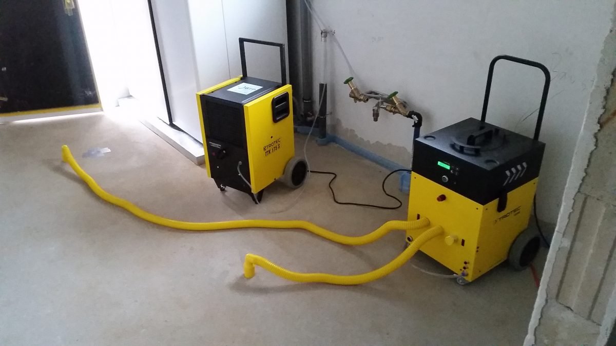 Professionelle Bautrockner und Luftentfeuchter im Einsatz zur Trocknung nach einem Wasserschaden – Wasserschadensanierung AG-die Handwerker